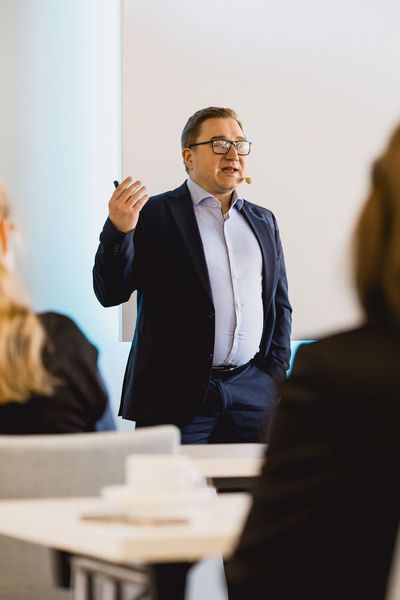 Den zweiten Tag startete Stefan Bolleininger von be-on-Quality mit seiner Keynote „Wenn sich Regularien streiten – Der Step-Tanz des Herstellers“. (Bild: Stefan Bausewein)