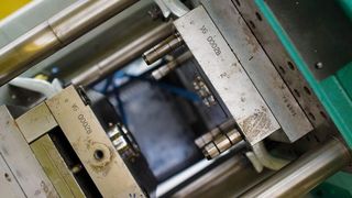 Bild 1: Spritzgießwerkzeug in einer Maschine: Üblicherweise kommen nur 4 % der eingesetzten Energie hier im Kernprozess an. (Bild: IdE)