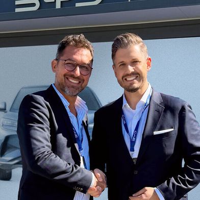 Schmieden Remarketingpläne für die Zukunft: Patrick Schulz (li.), Commercial Director BYD Deutschland, und Tobias Münch, Geschäftsführer BCA Deutschland. (Bild: BCA)