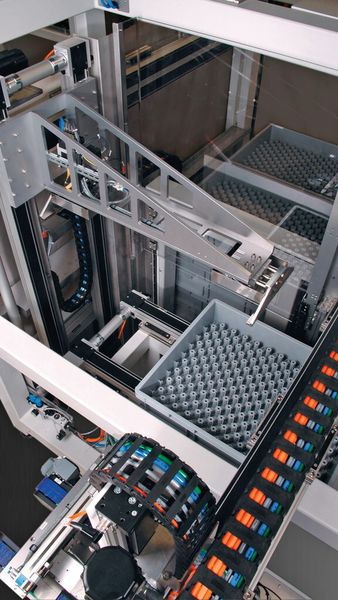 Der Palettengreifer: Er fasst die Trays, bringt sie in Bestückposition und stapelt sie danach auf Europaletten. (Bild: IEF-Werner GmbH)