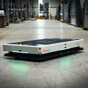Thanks to its omnidirectional drive, the KMP 3000P navigates confidently even through tight production environments.(Image: Kuka)