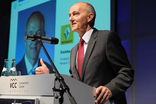 Renault-Kommunikationschef Reinhard Zirpel lobte die langjährige Loyalität des Autohauses Hermann. (Archiv: Vogel Business Media)