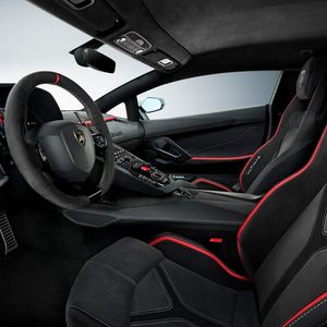 An den Sitzwangen weist unter anderem der Schriftzug „Ultimae“ auf den Sonderstatus hin.(Bild:  Diego Viagarani/Lamborghini)