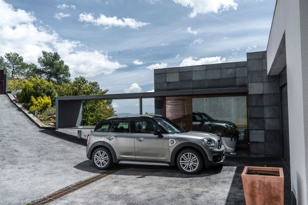 Das Signal für das Zuschalten des zweiten Motors bei Bedarf geht vom Steuergerät der Dynamischen Stabilitäts Control (DSC) aus, das permanent sowohl die Fahrsituation als auch den Fahrerwunsch analysiert.  (Mini)