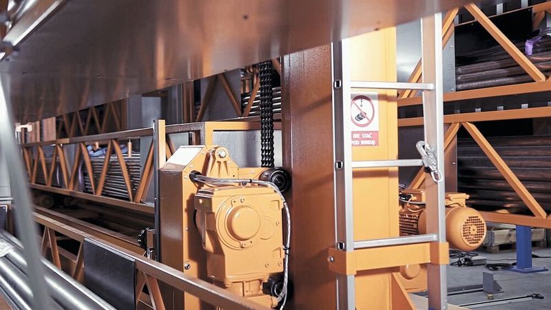 Für den Betrieb des Regalbediengerätes auf Schienen zwischen den Hochregalen kommen robuste Nord-Getriebemotoren zum Einsatz.  (Bild: Nord Drivesystems)