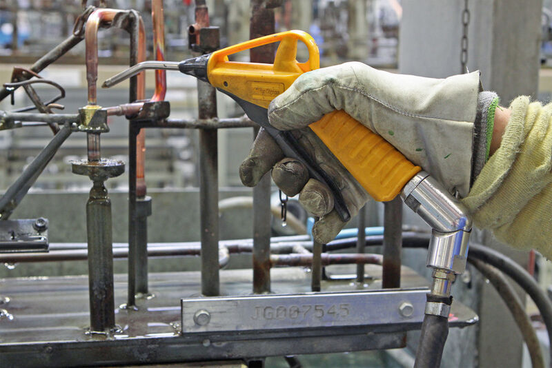 Der Multiflex-Schwenkanschluss an der Blaspistole hält den Luftschlauch stets in der idealen Position und gleicht Biegespannungen aus, was die Arbeit erleichtert. (Bild: Atlas Copco)