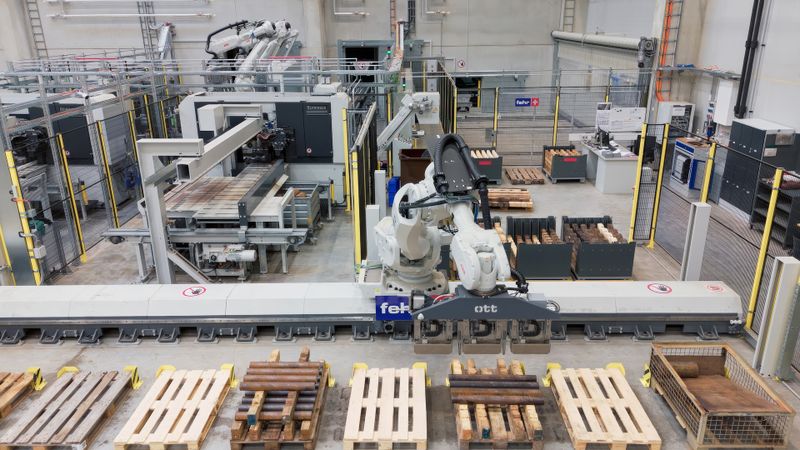 Ein ABB-Roboter vom Typ IRB 7600 – montiert auf einer 19 Meter langen Verfahrachse vom Typ IRT 710 – nimmt den Zuschnitt aus der Säge und legt diese für den Weitertransport auf Paletten ab. Dabei stehen 17 Palettenplätze  zur Verfügung. (Bild: ABB Robotics)