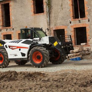 Bobcat Teleskoplader: Frischluftzufuhr und Steinschlagschutz durch Lüftungsgitter im bionischen Design vom deutschen Zulieferer Graepel.