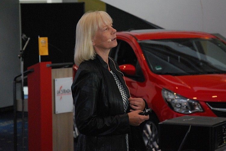 ZDK-Geschäftsführerin Antje Woltermann skizzierte in ihrem Referat die prinzipiellen Herausforderungen des Fabrikatshandels. (Foto: Rosenow)