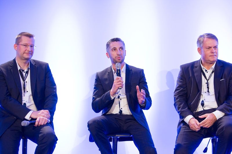 …darunter (v.l.) Klaus Schumann, Nedzad Gutic und Norbert Höpfner. (Bild: Samsung)