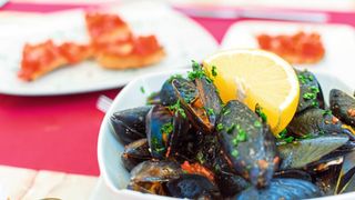 Miesmuscheln gehören zu den beliebtesten Meeresfrüchten in der EU. Doch sie sind oft mit Mikroplastik kontaminiert (Symbolbild). (Bild: gemeinfrei, Christopher Carson)