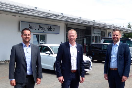 An der Spitze von Bierschneider steht Inhaber Michael Fleischmann (Mitte). Hier im Bild vor der Niederlassung Aalen mit den Geschäftsführern Daniel Barban (li.) und Timo Mages. Zum Vergrößern bitte anklicken.(Bild:  Wom)