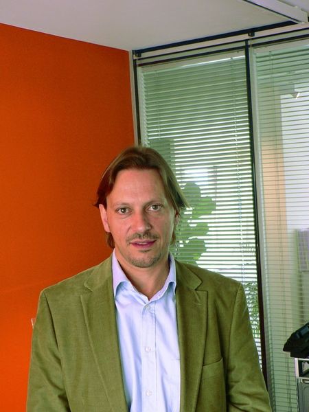 3 Diego Jaggi, Geschäftsführer von ESORO: Scheinbar entmaterialisiert kommt der eXasis – der neuste Rinspeed-Conceptcar – mit seiner transparenten Karosserie aus Bayer‘s Macrolon daher. ESORO realisierte mit dem eXasis den achten Showcar für Rinspeed. Bilder Höltkemeier (Archiv: Vogel Business Media)