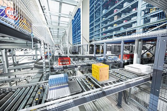Aus dem neuen Zentrallager, in dem 95 Prozent der Kommissionierprozesse automatisch ablaufen, werden 800 Filialen bedient.(Bild:  SSI Schäfer)