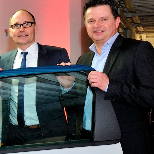 Neuer Standort in Duisburg: Peter Gerards (re.), Geschäftsführer Ruhrdeichgruppe, und Gunnar Gräwe (Direktor Netzentwicklung Peugeot Citroën Deutschland). Neuer Standort in Duisburg: Peter Gerards (re.), Geschäftsführer Ruhrdeichgruppe, und Gunnar Gräwe (Direktor Netzentwicklung Peugeot Citroën Deutschland).