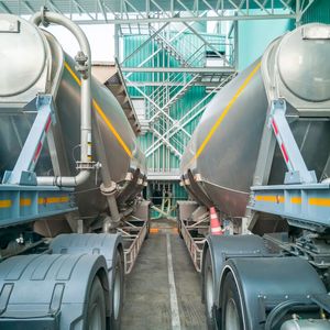 Wer mit Zucker arbeitet lebt gefährlich, LKWs müssen vor dem Beladen geerdet werden, damit sich der Zuckerstaub nicht entzündet. Im Bild ein Silowagen beim Beladevorgang. . 