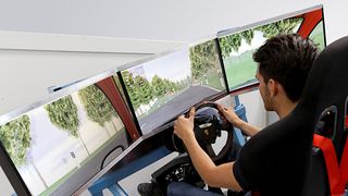 Besucher können am Fahrdynamiksimulator ihr individuelles Fahrverhalten live erleben – Fahrdynamikregel- und Fahrerassistenzsysteme inklusive. (Foto: Bertrandt)