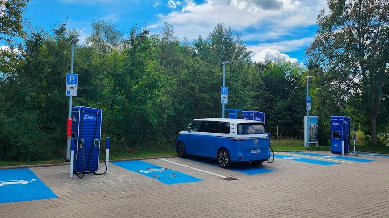 Bullis waren immer das Traumvehikel für die Urlaubsreise – gerne ganz weit weg in den Süden. Geht das auch mit dem ID Buzz? Natürlich – wenn man sich an die Elektroauto-typischen Eigenheiten anpasst. (Bild: Rosenow – VCG)