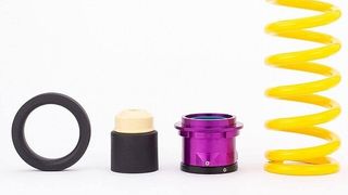 Die variablen Federn von KW erlauben eine stufenlose Tieferlegung des neuen AMG GT. (Foto: KW)