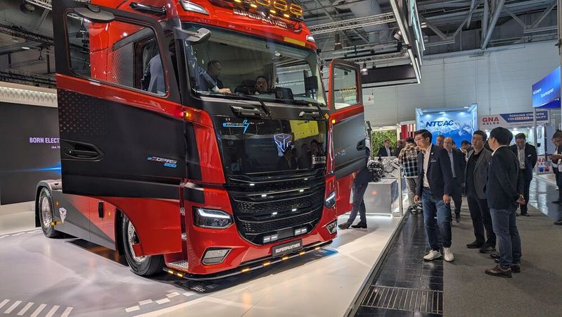 Die Sattelzugmaschine E-Topas 600 des chinesischen Newcomers Superpanther wird in Österreich bei Steyr montiert.(Bild:  Simon – VCG)