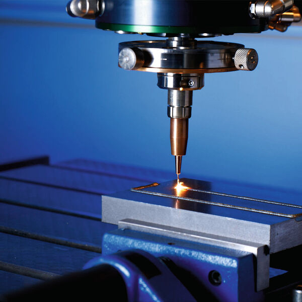 Mit dem Laser-Draht-Auftragsschweißen lassen sich metallische Oberflächen beschichten und reparieren. (Bild: Fraunhofer-IWS)