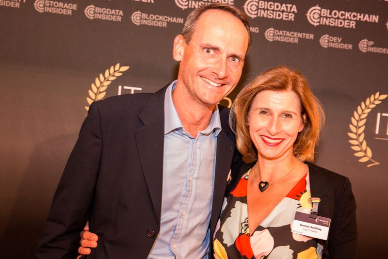 Man kennt sich: Daniela Schilling von Vogel IT-Medien mit Mathias Büttner von Citrix. (Bild: artful rooms / VIT)