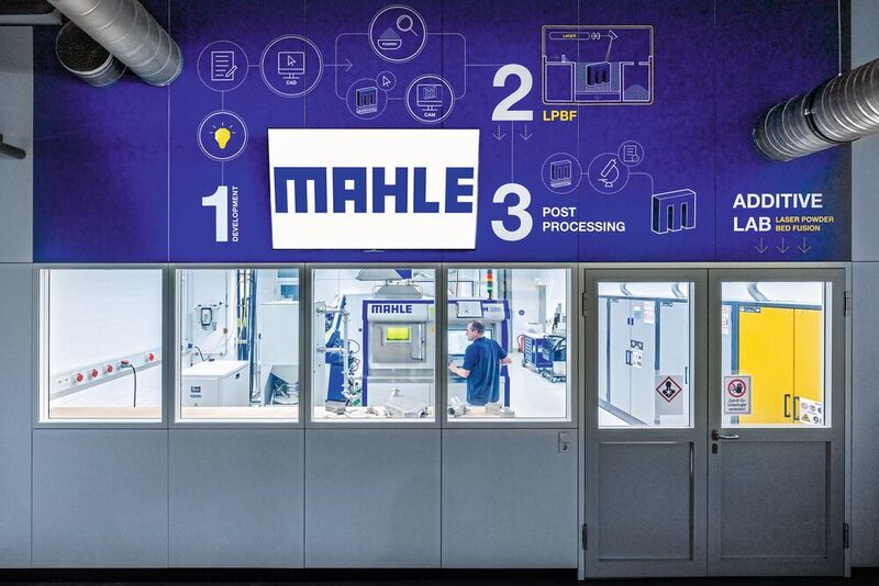 Das 3D-Druck-Zentrum von Mahle mit Pre- und Postprocessing sowie dem 3D-Drucker. (Wolfram Scheible, Mahle)