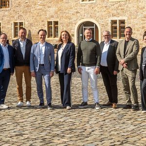 Die Sponsorvertreter des Automotive Business Awards mit dem Glinicke-Team: (v. li.) Sascha Schüren, Car Garantie; Christian Berger, TÜV Nord Mobilität; Ralf Koke, Loco-Soft; Anika Kretschmar, Glinicke; Justin Ebisch, Mobile.de; Daniel Hucke, DAT; Alexander Kropf und Luisa Maus, Glinicke.(Bild:  Jonas Blank)