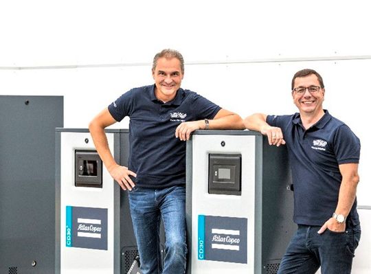 Oltrogge und Flaco Geräte machen jetzt gemeinsam „luftig“ Sache, um den Anwendern von Druckluftsystemen noch mehr Sicherheit und Service zu bieten, wie Oltrogge informiert. Von links: Daniel Oltrogge, Geschäftsführender Gesellschafter bei Oltrogge, und Kollege Marcus Scheiber, der Geschäftsführer.(Bild:  Oltrogge)