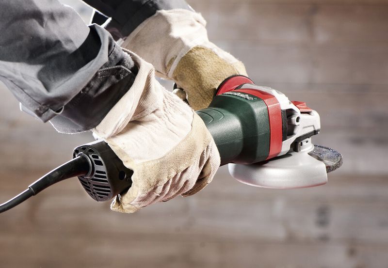 Durch das neue Belüftungskonzept mit strömungsoptimiertem Turbolüfter und rückseitig angebrachten Lüftungsschlitzen erreichen die Maschinen eine 20 % höhere Überlastfähigkeit. (Bild: Metabo)