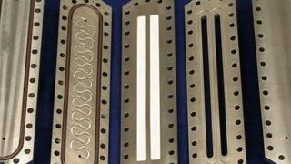 Kanäle oder andere Strömungsstrukturen im Inneren von kompakten Mikroreaktoren optimieren Durchmischung von Chemikalien und Wärmeabfuhr bei Prozessen. (Bild: IMVT/KIT)