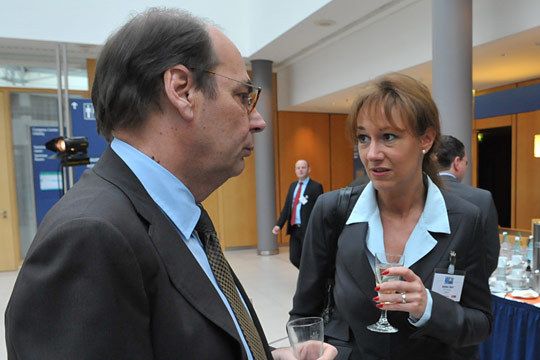 Ernst Haack (Vogel Business Media) und Sylvia Gerl (BFC Northeim) fachsimpeln. (Archiv: Vogel Business Media)