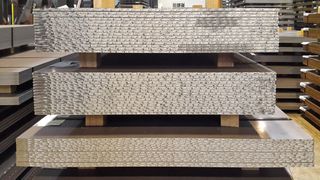 Die Verarbeitung ultrafester Stähle gehört zu den zukunftsichernden Tätigkeiten von Tata Steel. Bei Maastricht wird man deshalb eine entsprechend kräftige und präzise Richt- und Querteilanlage installieren, die hochautomatisiert arbeitet. Fimi wird sie bauen. Hier einige Details ... (Bild: Tata Steel)