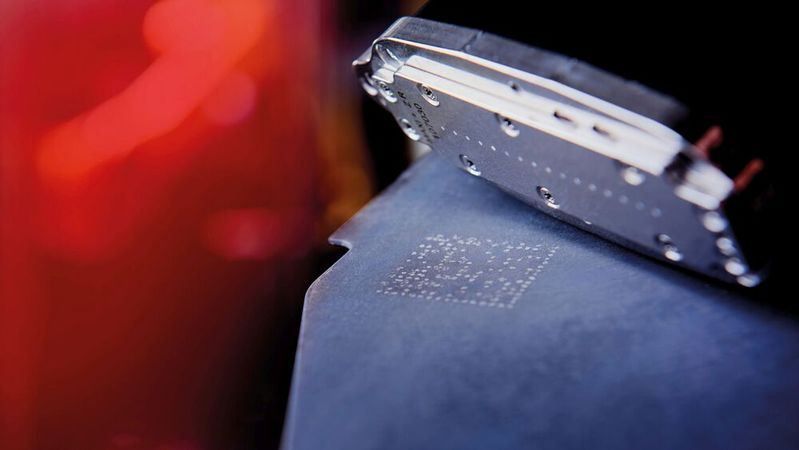 Das Fraunhofer-IKTS und Sinodis Technologies haben mit keramischer Tinte Metallteile sicher mit Datencodes versehen, auch wenn diesen noch eine Ofenbehandlung bei über 1.000 °C bevorsteht.(Bild:  Sinodis Technologies)