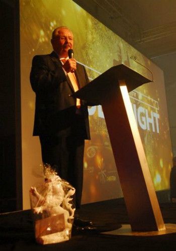 Gastgeschenk: Hessischer Löwe (vorne) und Jürgen Karpinski. (Foto: Zietz)