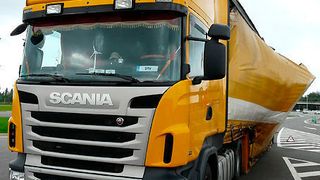 Mit seinem überarbeiteten Handbuch zur Ladungssicherung will der GDV den Transport auf Deutschlands Straßen sicherer machen. (Bild: Raymond Lausberg)