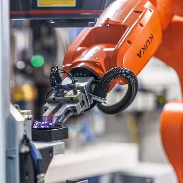 The enormous increase in capacity for the production of vent valves at Benzing could only be achieved through an automation solution. (Image:Kuka)