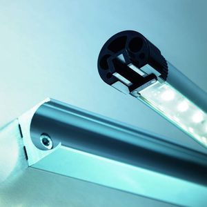 Der richtige Dreh!  Die Lichtrichtung kann im Winkel von +/– 45° in verändert werden. Bilder: Waldmann