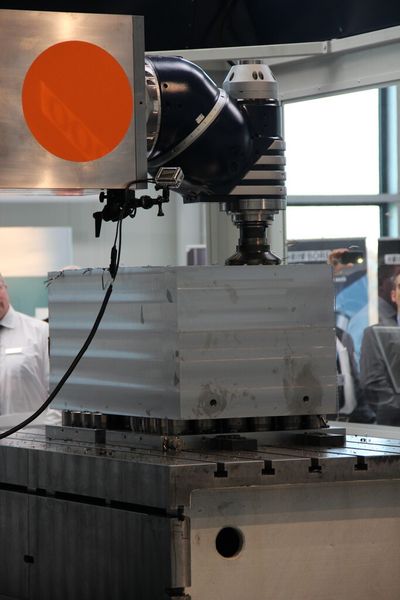 Im Verborgenen, hinter dem orangen Punkt, verrichten die Aktoren ihre Arbeit. (Bild: Kroh)