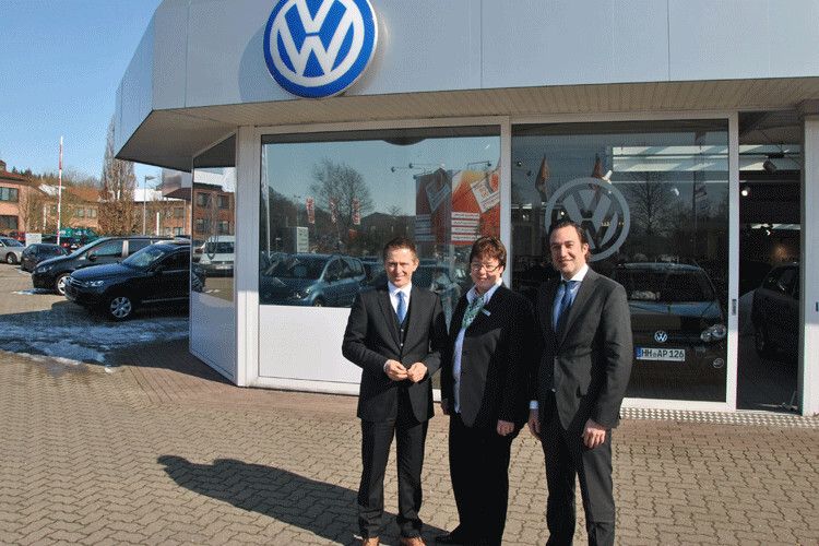 Die Führungscrew von Kuhn & Witte vor dem VW-Betrieb in Jesteburg. (Foto: v. Maltzan)