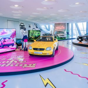 Die Themeninsel „Easy Life“ mit einem Mercedes-Benz SLK 230 Kompressor (Baureihe 170) von 1997. (Bild:  Mercedes-Benz AG)