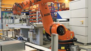 Der Roboter erkennt selbst, wo er das Biegeteil aufnehmen kann und muss weder programmiert noch geteacht werden. (Bild: L. Meister)