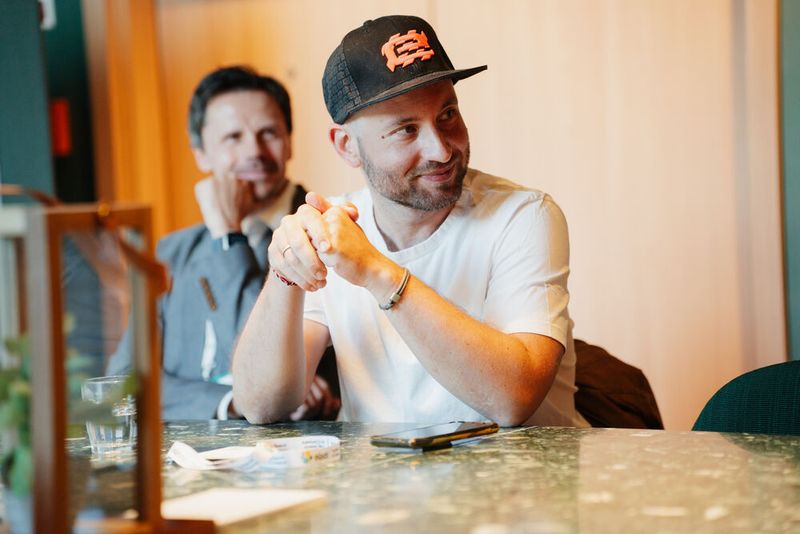 Sebastian Kister, CNCF / Audi, zeigt sich interessiert bei Maximilian Hilles Vortrag über die Rolle von Generativer KI und Cloud Native in der Unternehmenswelt. (Bild: Manuel Emme Fotografie / Vogel IT-Akademie)