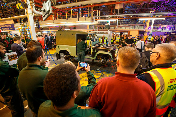 Nun ist es doch passiert: Im britischen Solihull wurde am 29. Januar 2016 der letzte Defender montiert. (Foto: Land Rover)