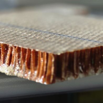Der Verbundwerkstoff aus Epoxid und Glasfasern schützt nicht nur vor Flammen, sondern lässt sich auch vollständig recyceln.  (Bild: Empa)