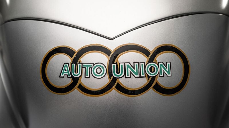 Originalgetreu: In Zeiten, in denen es noch keine Drucker und Plotter gab, fertigte man Schriftzüge und dergleichen noch per Hand an. (Bild: AUDI AG)