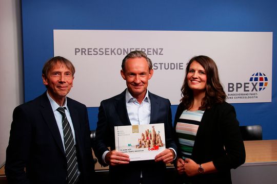 Vorstellung der KEP-Studie (v.l.): Autor Dr. Klaus Esser, BPEX-Vorsitzender Marten Bosselmann und Elena Marcus-Engelhardt, Leiterin Kommunikation und Politik beim BPEX.(Bild:  BPEX)