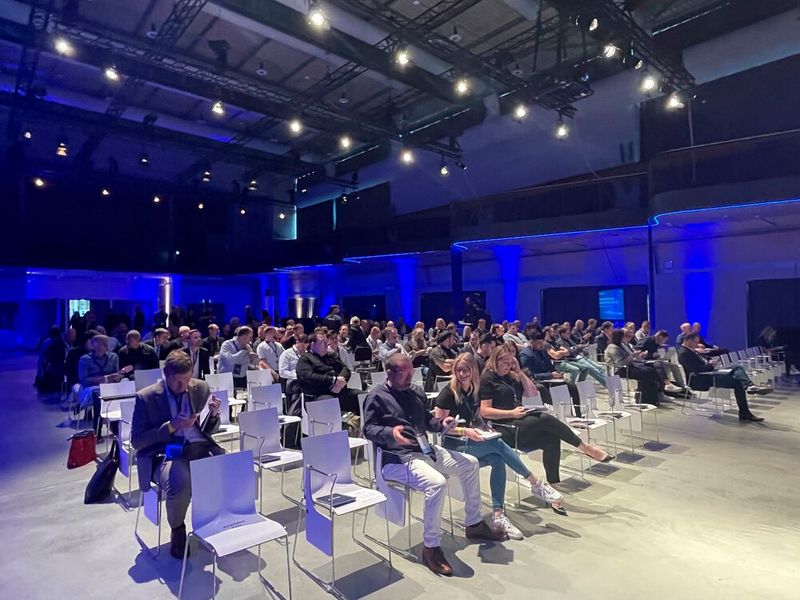 Super-Stimmung bei den Partnern, die endlich wieder live zusammenkamen. (Bild: IT-BUSINESS)