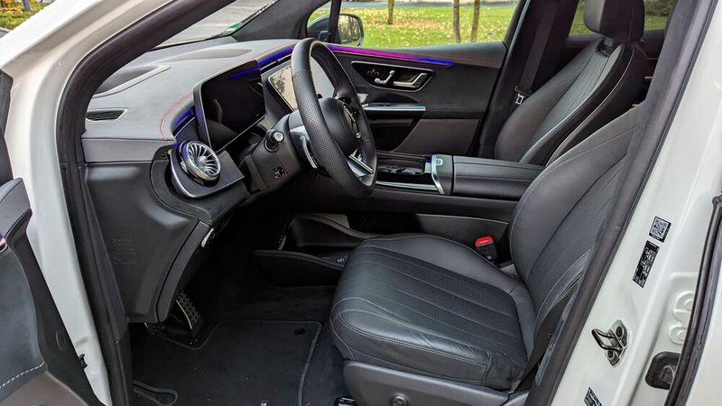 9. Das Platzangebot: Die Frontpassagiere sitzen sehr bequem und luftig auf hervorragenden Sitzen. Bedienelemente und Ablageflächen sind gut erreichbar. Der Lenkradkranz ist allerdings arg dick und mit kleineren Händen kaum zu umfassen. (Bild: Rosenow – VCG)