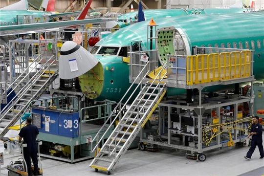 Damit der Flugzeugbau bei The Boeing Company nicht ins Stocken gerät, wurde vor Kurzem der bestehende Vertrag mit dem Zulieferer Thyssenkrupp Aerospace verlängert. Was zu dieser Entscheidung geführt hat, erfahren Sie im nebenstehenden Beitrag.(Bild:  Boeing)